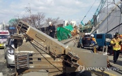부산서 대형 천공기가 차량 덮쳐 4명 부상