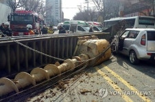 부산서 대형 천공기가 차량 덮쳐 4명 부상