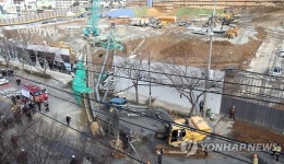 도로 덮친 공사장 대형 천공기