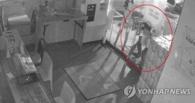 매장 침입 시도하는 피의자들