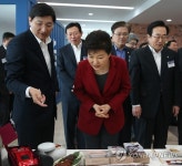 수산물 가공식품 보는 박 대통령