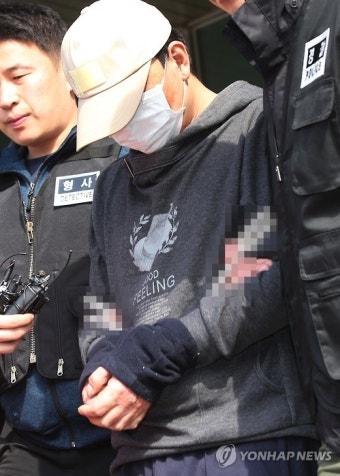 경찰서 나오는 아버지 살해 아들