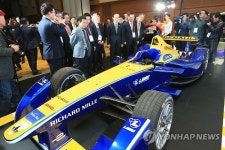 르노삼성차 부스 찾은 내빈들