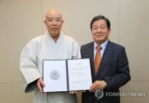 이연택 동국대 이사, 장학금 1억 원 쾌척