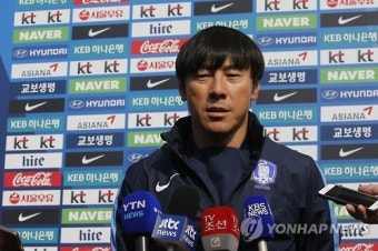 취재진에 답하는 신태용 감독