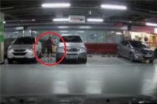 문 열렸네 전국 대형마트 주차 차량서 금품 털어