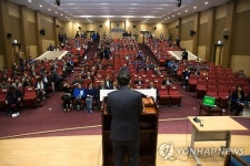 더민주 중앙위원회 우여곡절 끝에 진행