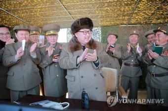 北김정은, 방사포 '최종 시험사격' 시찰…