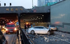 지하차도 아래로 추락한 아우디 차량