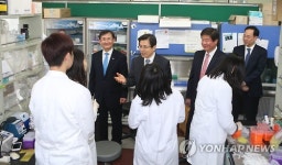 과학영재 격려하는 총리