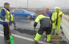 김포한강로 16.3㎞ 곳곳 누더기