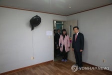 황 총리, 가출청소년 쉼터 방문