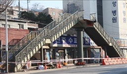 <카메라뉴스> 역사 속으로…전주 용머리고개 육교 철거