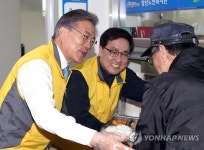 노인 급식 봉사하는 문재인