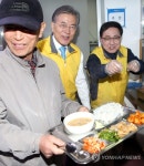 노인 급식봉사 하는 문재인