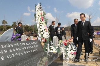 천안함 묘역 찾은 이명박 전 대통령