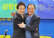 부둥켜안은 강창일-박희수