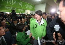 입장하는 안철수