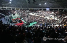 가득 메운 부활절 연합예배 참석자들