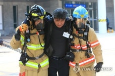 부상자 이송하는 119구조대원