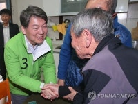 노인들과 인사하는 안철수