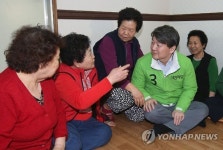 할머니들과 이야기하는 안철수