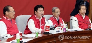 발언하는 원유철