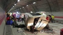 완주순천고속도로서 버스-트럭 추돌…20명 사상