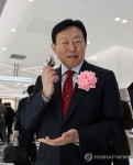 나도 써볼까…제품 살피는 신동빈