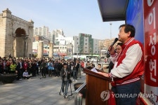 <총선>  독립문 앞에서