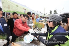 과수 묘목 나눠주는 이동필 장관