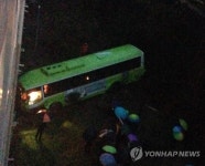 빗길 미끄러진 시내버스 10ｍ아래 아파트단지로 추락