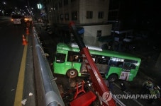 성산고가 아래로 추락한 마을버스