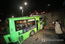마포구 성산고가서 마을버스 추락…2명 부상