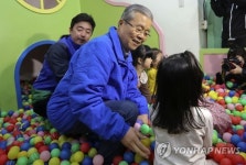 <총선> 어린이집 방문한 경제할배