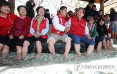 <총선> 유성 유세 온 김무성 족욕하며 피로회복