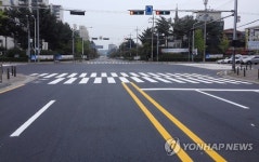 차선 도색으로 말끔해진 도로