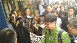 MPK그룹 본사 항의 방문하는 가맹점주들