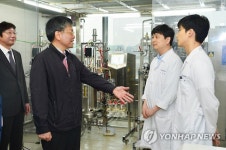 최상목 차관, 한미약품 연구센터 현장방문