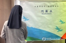 기표소 향하는 수녀