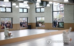 공연장 밖에서 들여다 보는 공연