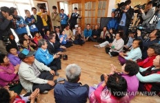 <총선> 발산마을 경로당 찾은 문재인