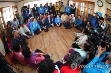 <총선> 발산마을 경로당 찾은 문재인