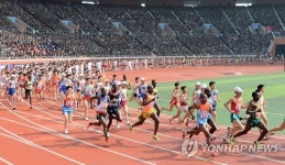 北, 평양서 국제마라톤 대회…1천여명 참가