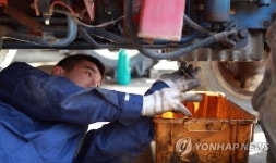 농번기 앞두고 농기계 수리하는 군 장병