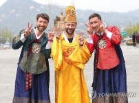 한국에 왔으니 한복 체험도..