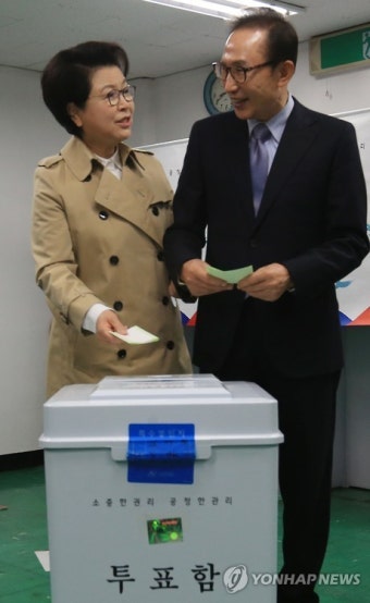 <선택 4.13> 밝게 웃는 이명박 전 대통령 내외