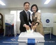 <선택 4.13> 투표하는 김승수 전주시장 부부
