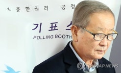 <선택 4.13> 기표소 나서는 강봉균 위원장