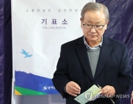 <선택 4.13> 투표하는 강봉균 위원장